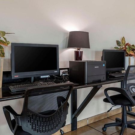 Suburban Studios Pueblo North Экстерьер фото